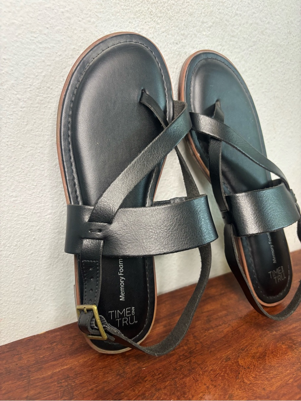 TIME & TRUE NWOT BLACK MEMORY FOAM STRAPPY SANDALS SZ 7 - Picture 2 of 6